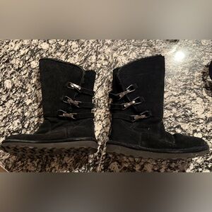 BEARPAW Buckle Black
Suede Boots Women's size 8